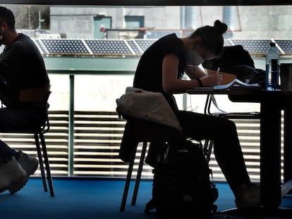 Estudiantes en el campus de la Universidad Autónoma de Barcelona el pasado marzo.
