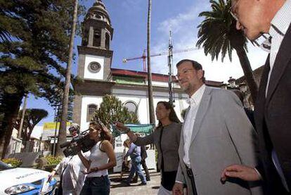 Mariano Rajoy pasea, ayer, por La Laguna (Tenerife) en un acto del Partido Popular.