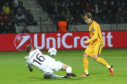 Rakitic eleva la pilota davant Chernik per anotar el seu segon gol 