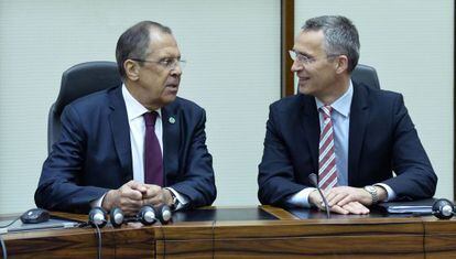 El ministro de Exteriores ruso, Sergu&eacute;i Lavrov, y a la derecha el secretario general de la OTAN, Jens Stoltenberg, la semana pasada en Bruselas.