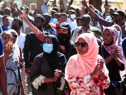 Manifestantes marchan este domingo en Jartum, capital de Sudán, por el regreso de un Gobierno civil tras el golpe militar.