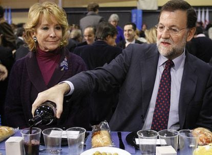 Mariano Rajoy sirve vino a Esperanza Aguirre durante la cena.