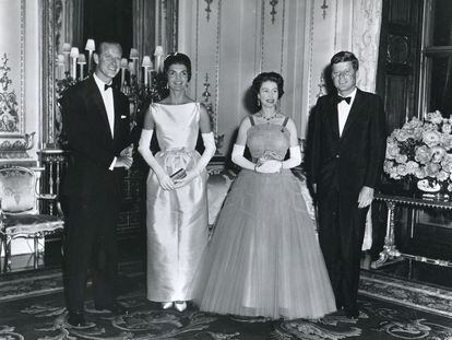 El presidente estadounidense John F. Kennedy visitó, junto a su esposa, Jacqueline Kennedy, el Palacio de Buckingham en 1961, donde le recibieron la reina Isabel II y el príncipe Felipe.