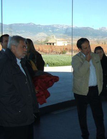 Antonio Beteta y Pedro Barato, en una visita a una bodega en La Rioja en 2010 durante una junta directiva de Fremap.
