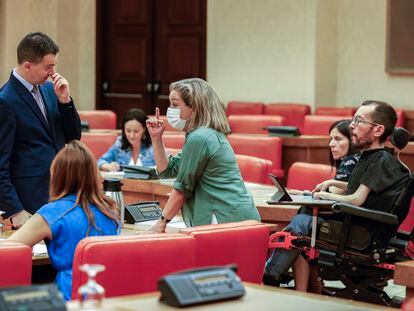 Los portavoces del PSOE, Coalición Canaria y Unidas Podemos, Héctor Gómez, Ana Oramas y Pablo Echenique, durante la reunión de la Junta de Portavoces de este miércoles en el Congreso.