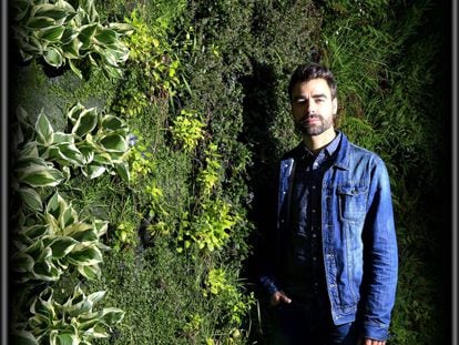 Alberto Anaut en el Jard&iacute;n vertical del Caixa Forum.