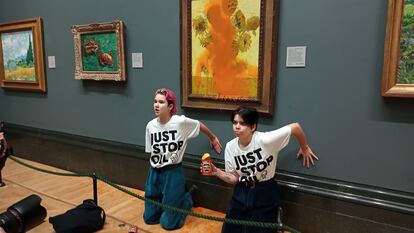 Dos activistas vierten sopa de tomate sobre 'Los girasoles', de Van Gogh, en la National Gallery de Londres.