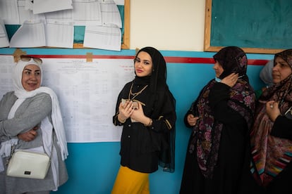 Fátima Shaban, propietaria de una tienda de moda, en la fila para votar este domingo en Dahiye, feudo chií en Beirut.