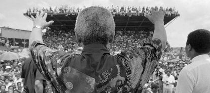 Mandela saluda a la multitud en un estadio cerca de Potchefstroom, en 1994.
