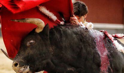 José Garrido, en un lance a su segundo toro, en Las Ventas. Toros de Fuente Ymbro