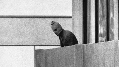 Un miembro encapuchado del comando Septiembre Negro que secuestró a 11 deportistas israelíes vigila desde un balcón de la Villa Olímpica, el 5 de septiembre de 1972.