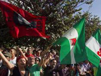 Un millar de manifestantes convocados por el Sindicato Andaluz de Trabajadores (SAT) han intentado esta tarde, sin éxito, ocupar "pacíficamente" el Parlamento autonómico para entregar una petición demandando una renta básica que se financiaría con la devolución de los fondos de los ERE fraudulentos.