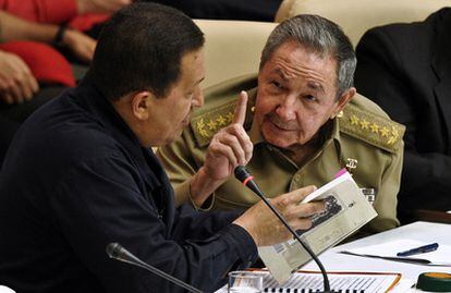 El presidente de Venezuela, Hugo Chávez, charla con su homólogo cubano, Raúl Castro, durante la ceremonia del 10 aniversario de la Alternativa Bolivariana para las Americas (ALBA) celebrada en La Habana el pasado mes de noviembre.