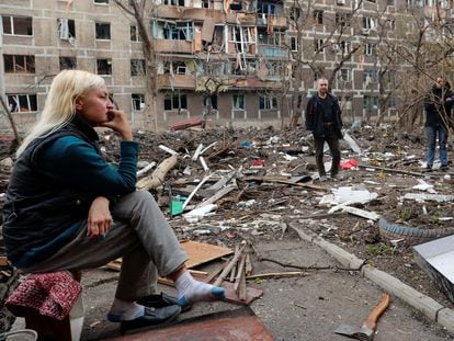 Vecinos de Mariupol se reúnen cerca de un edificio derruido durante la invasión rusa de Ucrania, a 18 de abril de 2022.