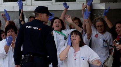Enfermeras del Carlos III protestan, en la ma&ntilde;ana de este viernes, por la descoodinaci&oacute;n ante la crisis del &eacute;bola.