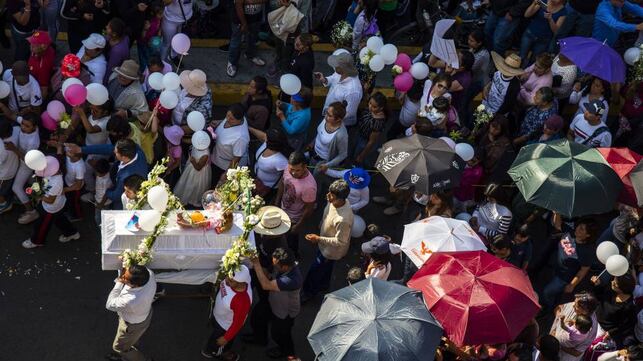 Amigos y familiares de Fátima caminan con el féretro durante el funeral en Ciudad de México. En vídeo, imágenes del funeral