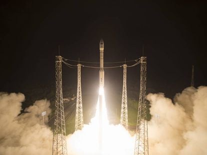 Lanzamiento de un sat&eacute;lite en un cohete Vega de Arianespace desde Kourou (Guayana francesa).