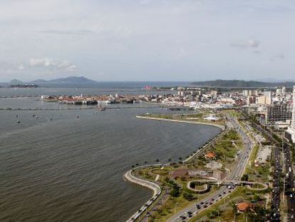 Una vista de la bah&iacute;a de Panam&aacute; que muestra la Cinta Costera, el Casco Antiguo y la calzada que lleva a las islas Naos, Perico, Culebra y Flamenco.