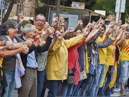 Manifestants en la la cadena humana a favor de la independència de Catalunya l'onze de setembre passat.