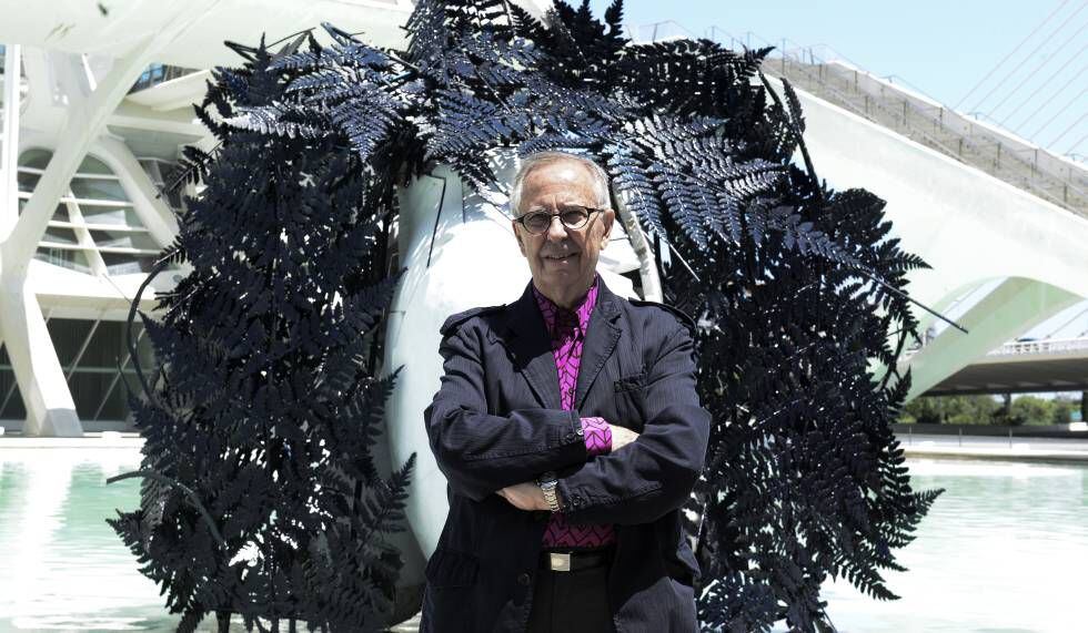 El artista Manolo Valdés delante de la obra 'La doble imagen' en la Ciudad de las Artes y las Ciencias.