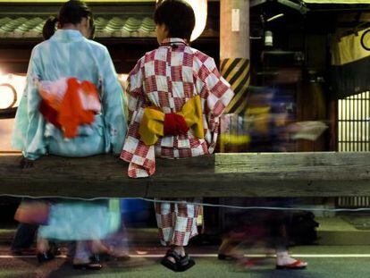 Dos mujeres vestidas con quimono en Kioto. 