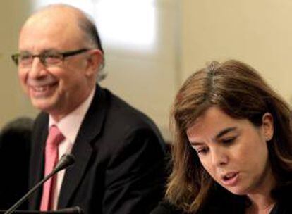 La vicepresidenta del Gobierno, Soraya Sáenz de Santamaría (d), junto al ministro de Hacienda, Cristóbal Montoro (i).