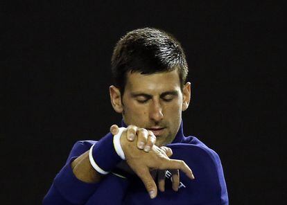 Así cuida Djokovic de su muñeca (duele sólo con mirarlo) antes de empezar el partido ante Federer. 