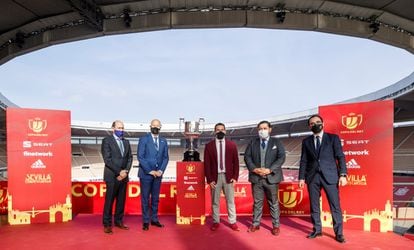El consejero de Deportes de Andalucía, Javier Imbroda (segundo por la izquierda), junto a otros asistentes, durante el sorteo de la primera eliminatoria de la Copa del Rey, celebrado este lunes en el estadio de la Cartuja, en Sevilla,