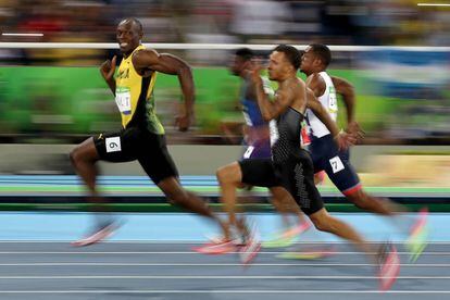 El jamaicano Usain Bolt compite en la semifinal de los 100 m.