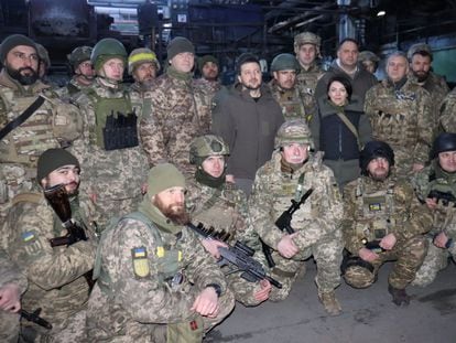 Gen, abajo a la izquierda, con su fusil mirando a la cámara, durante la visita de Zelenski (centro) a Bajmut, el pasado 20 de diciembre.