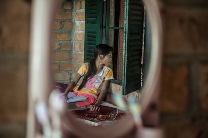 <p>Una niña escucha mientras su madre habla con la trabajadora social Phon Chantorn (47) en el distrito de Ponhea Leu, provincia de Kandal, en Camboya. La madre está luchando por alimentar a su gran familia y le pide consejo a Chanthorn sobre cualquier servicio disponible del que pueda beneficiarse. La familia planea enviar al hijo mayor a trabajar en una fábrica pronto para ayudar con los ingresos del hogar.</p>

<p>La separación familiar es uno de los principales desafíos para proteger a los niños. Está causado por la pobreza y la falta de conocimiento de los padres sobre las consecuencias negativas de entregar a los niños a los servicios sociales. Tres de cada cuatro niños que viven en instituciones de este tipo tienen al menos un padre que se sabe que está vivo.</p>

<p>Los niños de familias desintegradas corren un gran riesgo de convertirse en uno de los muchos miles de menores que viven o trabajan en las calles. Allí corren el riesgo de sufrir violencia, abuso sexual, tráfico y explotación laboral. A pesar del gran número y la gravedad de los problemas de protección que enfrentan los niños, el sistema de protección de la infancia de Camboya no cuenta con los fondos ni personal suficiente. El presupuesto del Gobierno es limitado y depende en gran medida de la financiación de los donantes.</p>
