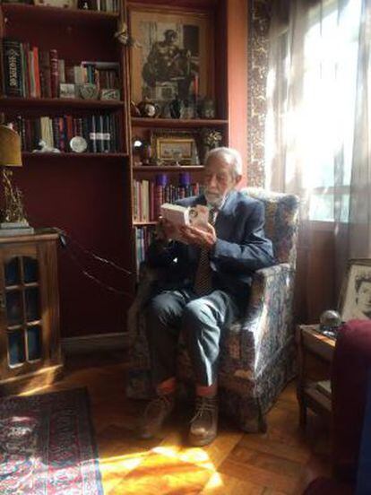 El dramaturgo chileno Hernán Letelier, en su casa de Santiago