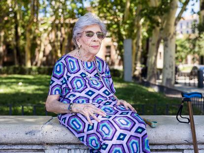 Carmen, aquejada de artrosis, en la plaza de Oriente de Madrid la pasada semana.