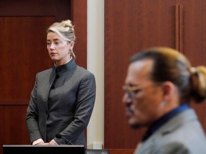 Amber Heard y Johnny Depp, durante una sesión del juicio en Fairfax, Virginia (Estados Unidos).