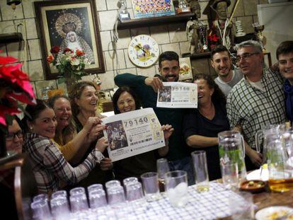 Un grupo de personas celebra en Villanueva de la Concepcion (M&aacute;laga) el Gordo de la Loter&iacute;a en el &uacute;ltimo sorteo extraordinario de Navidad