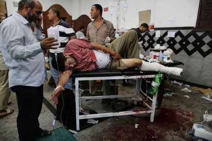 Un hombre espera ser atendido en un hospital de El Cairo tras el tiroteo con el ejército egipcio cerca de la sede de la Guardia Republicana, 8 de julio de 2013. El sindicato médico de Egipto ha asegurado que dispone de pruebas de la implicación del Ejército en la muerte de al menos 42 personas.
