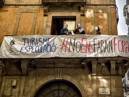 Protesta vecinal contra pisos turísticos ilegales en Barcelona, en 2017.