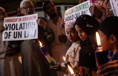Cientos de musulmanes indios participan en una protesta contra Estados Unidos e Israel en Bombay (India) hoy, 15 de mayo del 2018.