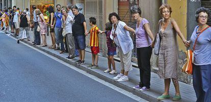 Ensayo de la cadena independfentista en el barrio de Gr&agrave;cia de Barcelona, el pasado agosto.