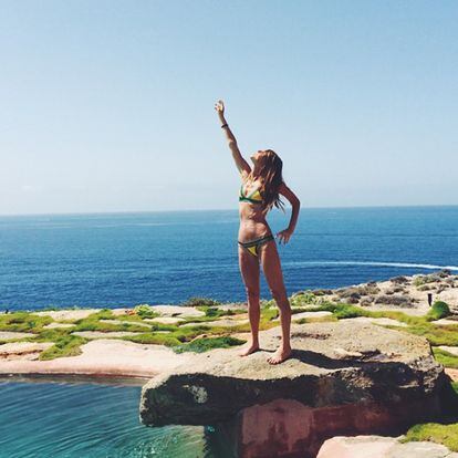 Anna Dello Russo posa en bikini para su cuenta de Instagram en Cala Jondal, Ibiza.