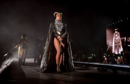 La cantante Beyoncé vestida de Nefertiti en el Festival de Coachella 2018, en Indio, California.