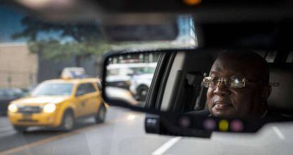 Un chófer de Uber conduce su vehículo por Nueva York el pasado 8 de agosto.