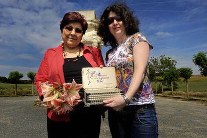 María Jesús (izquierda) y Ana Isabel, con la caja de Braulio.