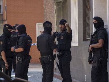 El cuerpo policial catalán investiga el asalto como un  atentado terrorista , pero lo califica de  hecho aislado 