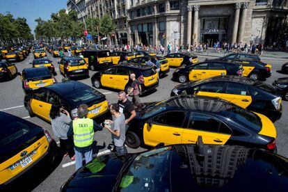 Los taxistas de Barcelona colapsan el centro de la ciudad, donde una marcha lenta ocupa la Gran Vía desde la entrada por la plaza de Cerdà hasta la de Tetuán.
