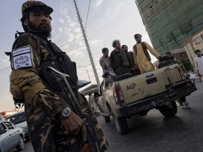Un talibán vigila a un grupo de ladrones