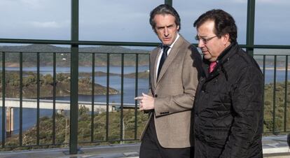 El ministro de Fomento, Íñigo de la Serna, se comprometió ayer a que las obras del AVE Madrid-Badajoz terminen en el arranque de 2019, y la electrificación de la línea se lleve a cabo en 2020. De la Serna, en la imagen junto al presidente de la Junta de Extremadura Guillermo Fernández Vara, visitó el jueves el viaducto de Almonte (Cáceres), infraestructura que calificó de ejemplo de la ingeniería española.