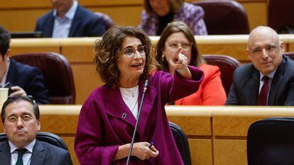 La vicepresidenta primera, María Jesús Montero, interviene en la sesión de control al Gobierno en el Senado, este martes.