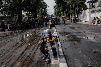 Un policía antidisturbios se toma un descanso durante las protestas de los manifestantes partidarios del candidato opositor, Prabowo Subian, el 22 de mayo de 2019.