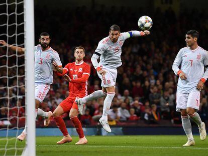 Sergio Ramos, en el momento de marcar el gol contra Gales.